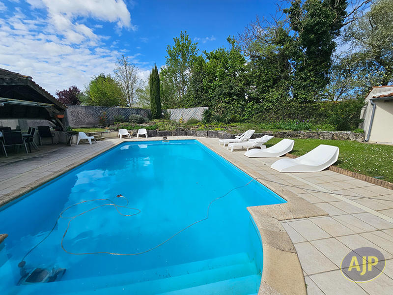 Maison - 240 m² - 6 pièces