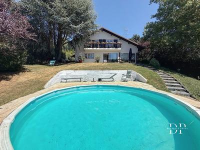 Maison - 237 m² - 8 pièces