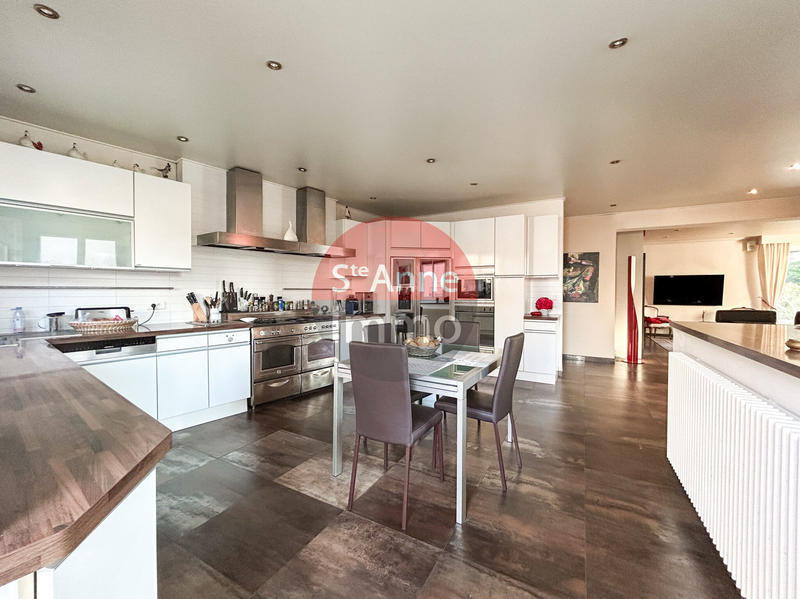 Maison - 280 m² - 9 pièces