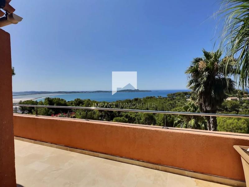 Maison - 241 m² - 6 pièces