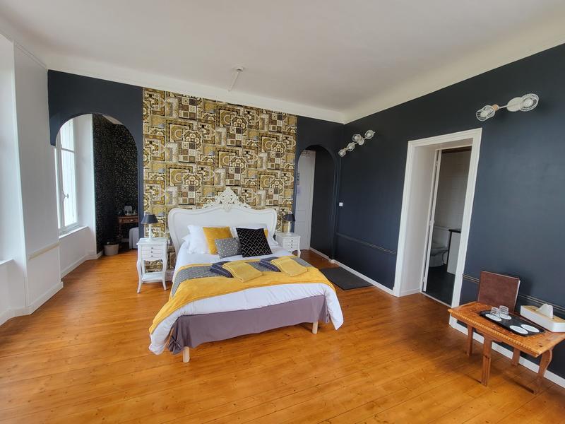 Maison - 1 700 m² - 75 pièces