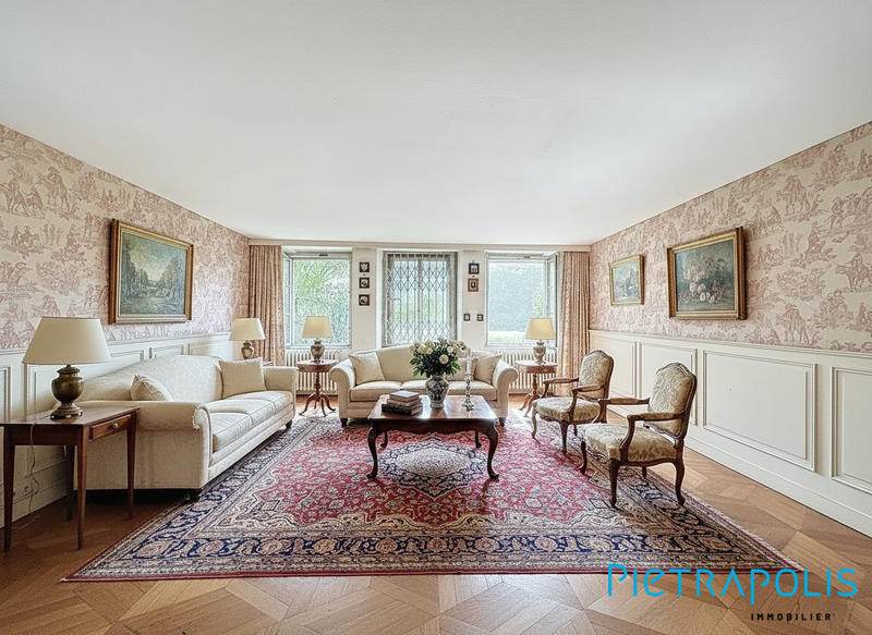 Maison - 850 m² - 12 pièces