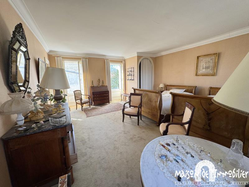 Maison - 527 m² - 12 pièces