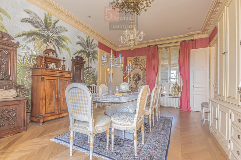 Maison - 430 m² - 11 pièces