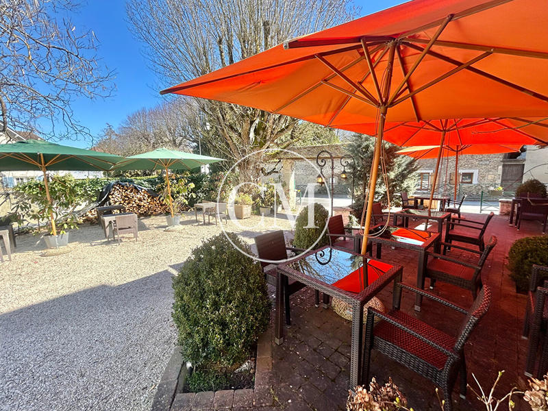 Local commercial - 250 m² - 8 pièces