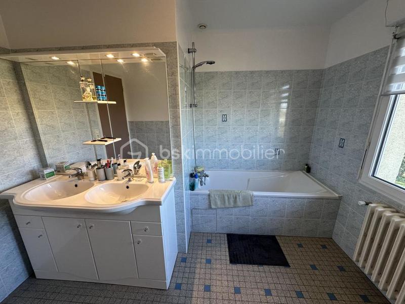 Maison traditionnelle - 235 m² - 11 pièces