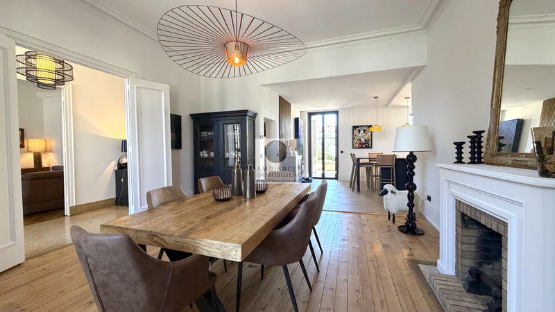 Maison - 343 m² - 11 pièces