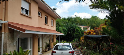 Maison - 239 m² - 9 pièces