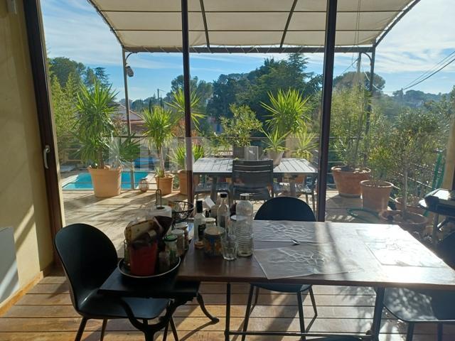 Maison - 230 m² - 7 pièces