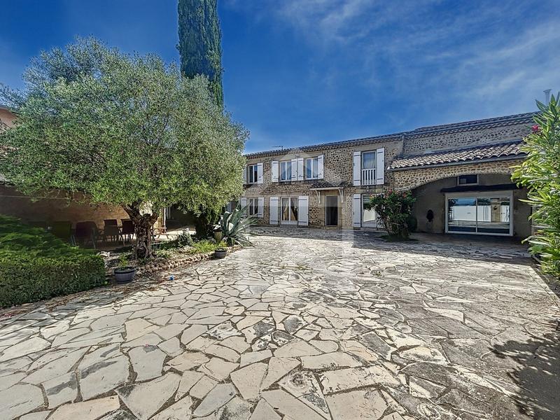 Maison - 247 m² - 6 pièces