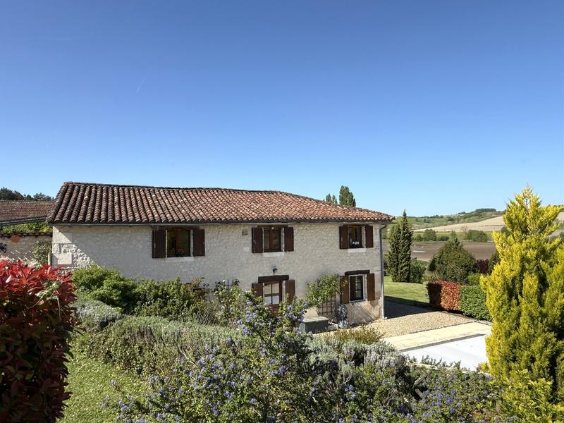 Maison - 220 m² - 6 pièces