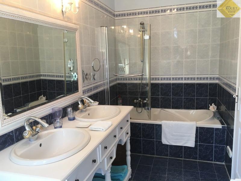 Château - 1 169 m² - 15 pièces