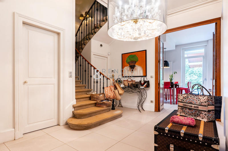 Maison - 302 m² - 10 pièces