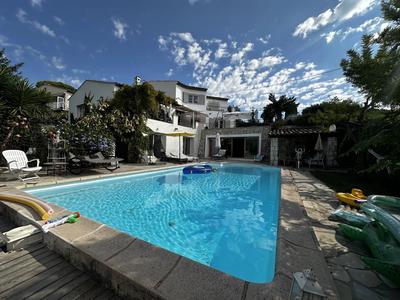 Maison - 326 m² - 5 pièces