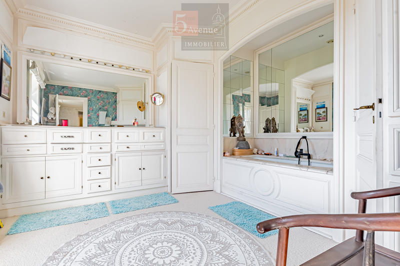 Maison - 430 m² - 11 pièces