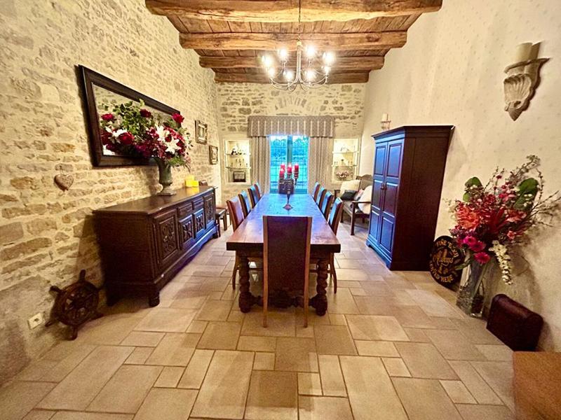 Demeure - 351 m² - 15 pièces