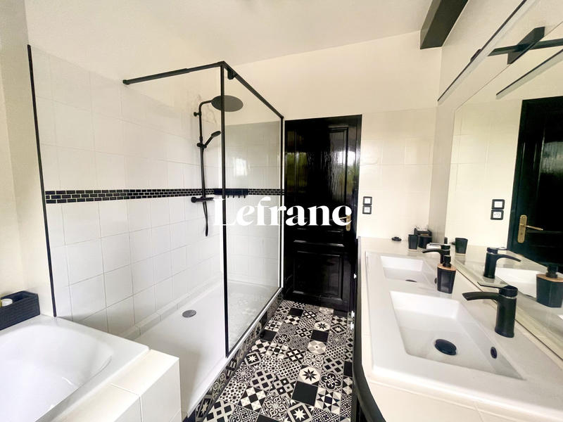 Maison - 217 m² - 10 pièces