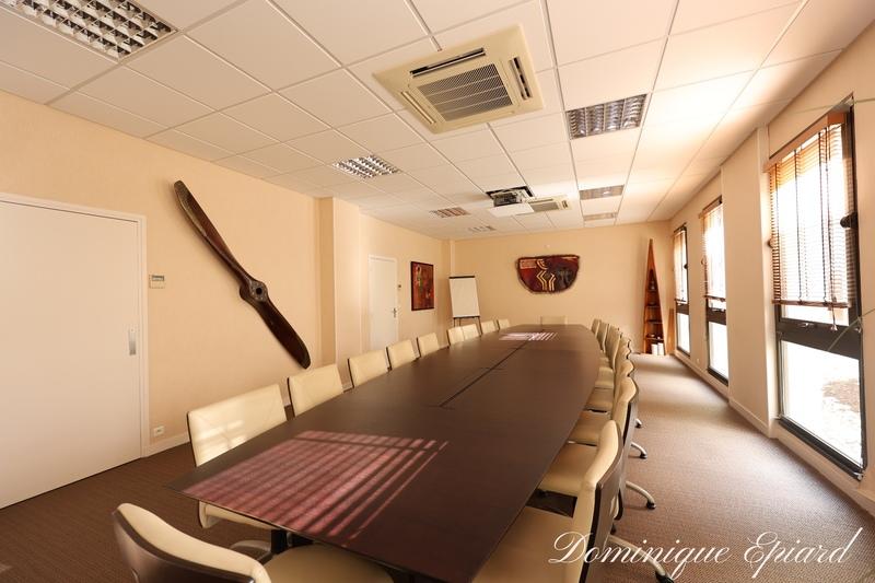 Bureau - 2 111 m² - 64 pièces