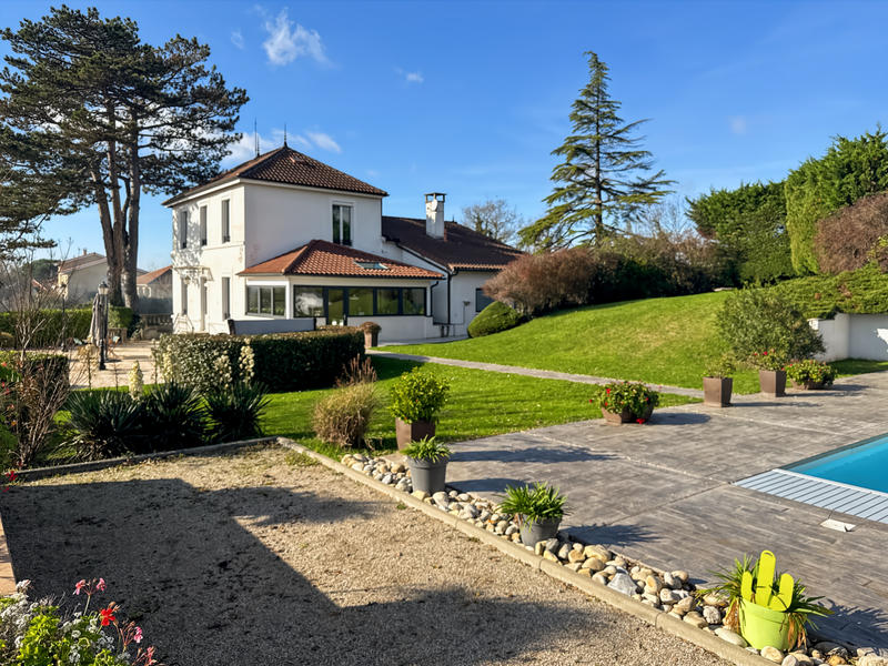 Maison - 350 m² - 10 pièces