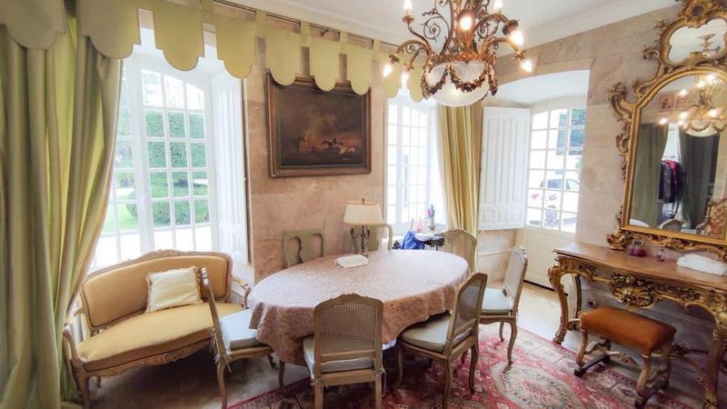 Château - 1 242 m² - 20 pièces