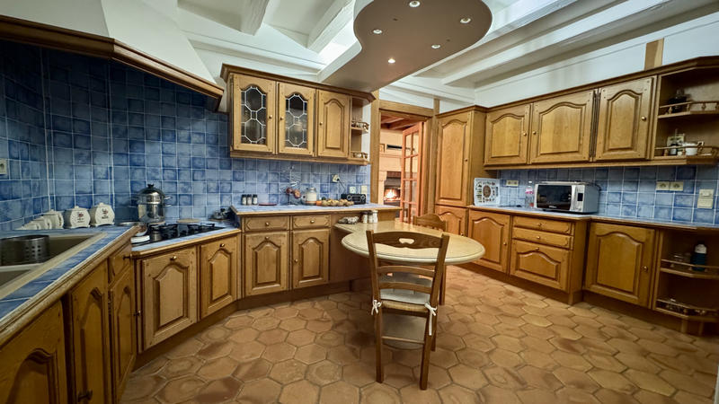 Propriété - 245 m² - 6 pièces