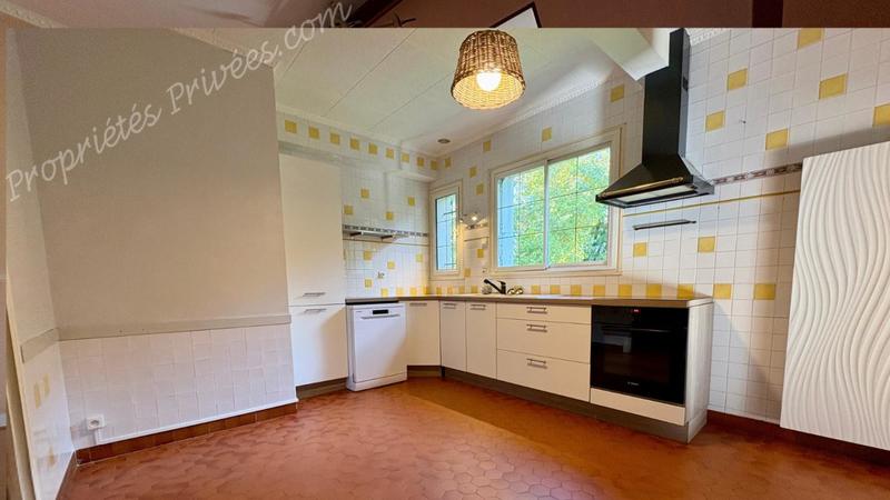 Maison - 180 m² - 11 pièces