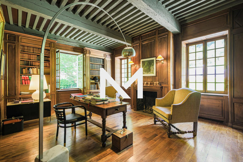 Maison - 761 m² - 16 pièces