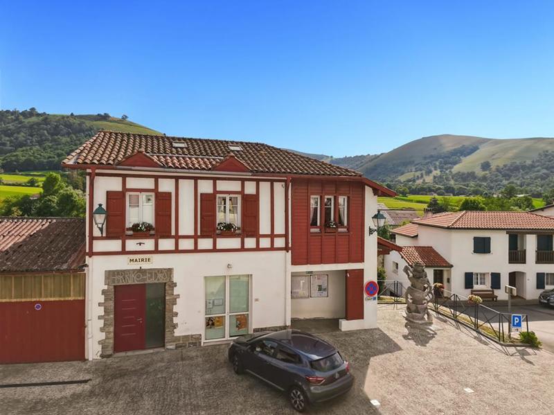 Maison - 365 m² - 11 pièces