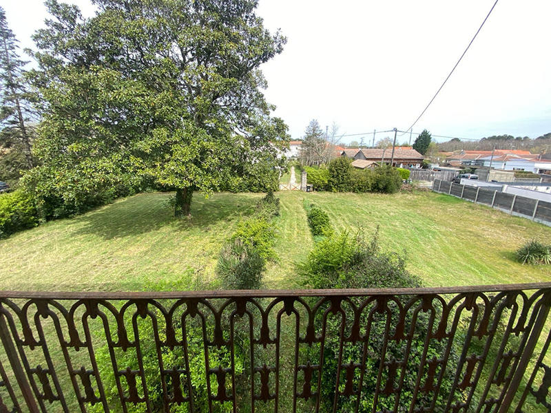 Maison - 675 m² - 10 pièces