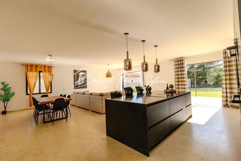 Maison - 180 m² - 7 pièces