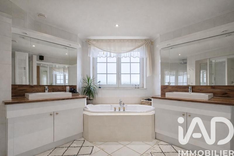 Maison - 196 m² - 7 pièces