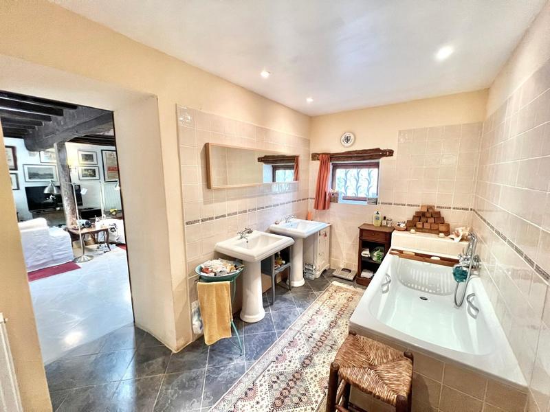 Maison - 335 m² - 8 pièces