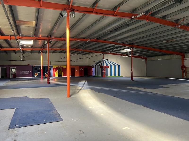 Local commercial - 2 000 m² - 5 pièces