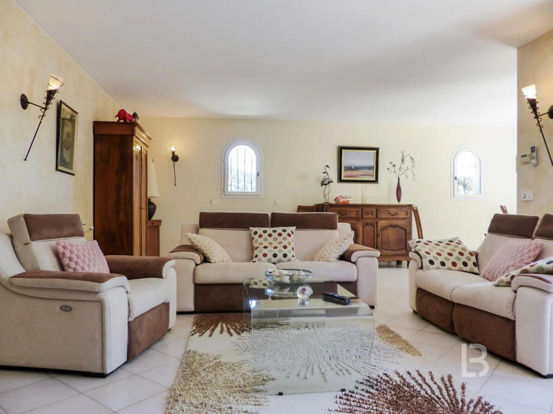 Maison - 229 m² - 9 pièces