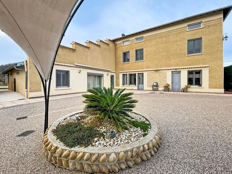 Maison - 330 m² - 9 pièces