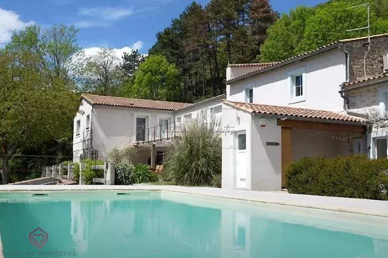 Propriété - 700 m² - 23 pièces