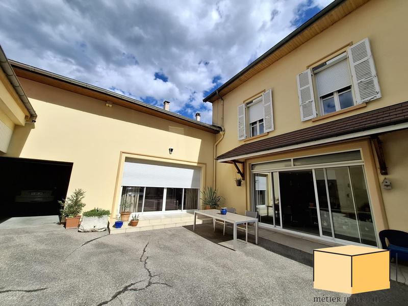 Maison traditionnelle - 377 m² - 7 pièces