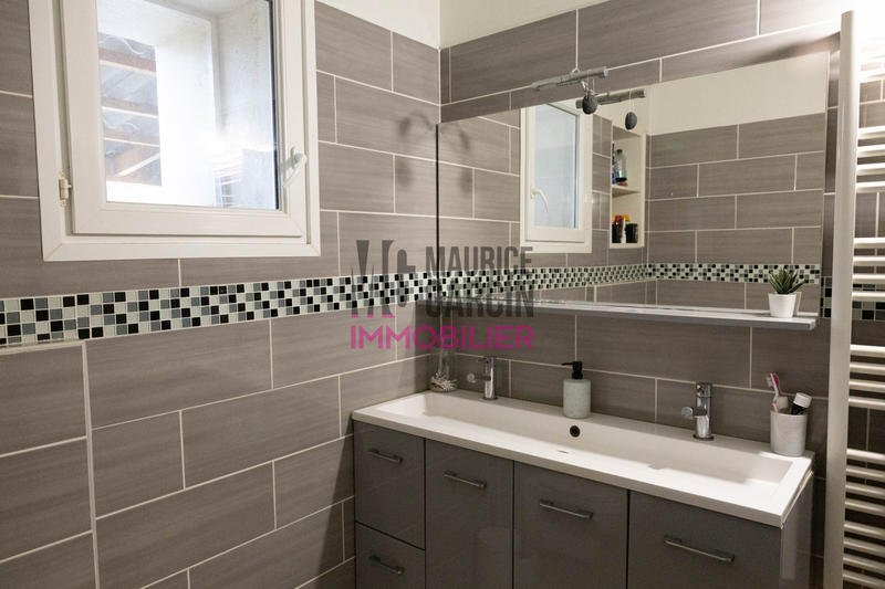 Maison - 238 m² - 6 pièces