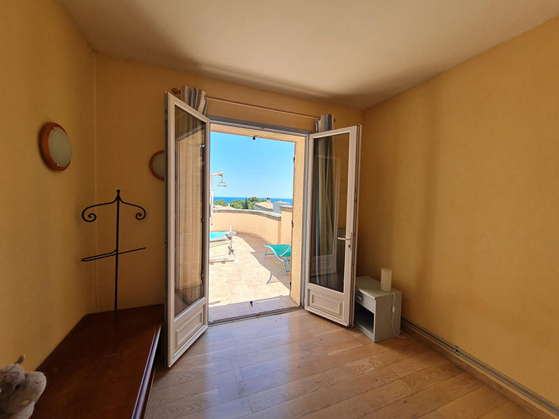 Maison - 240 m² - 8 pièces