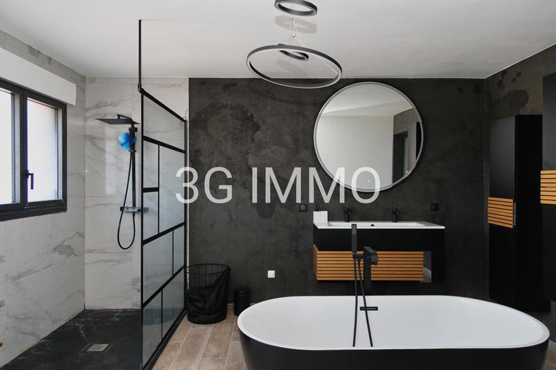 Maison - 330 m² - 9 pièces