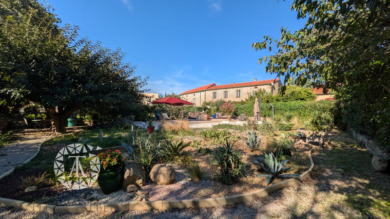 Propriété - 330 m² - 6 pièces