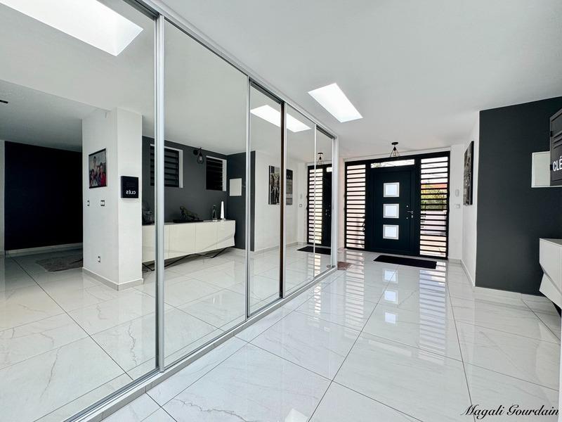 Propriété - 180 m² - 6 pièces