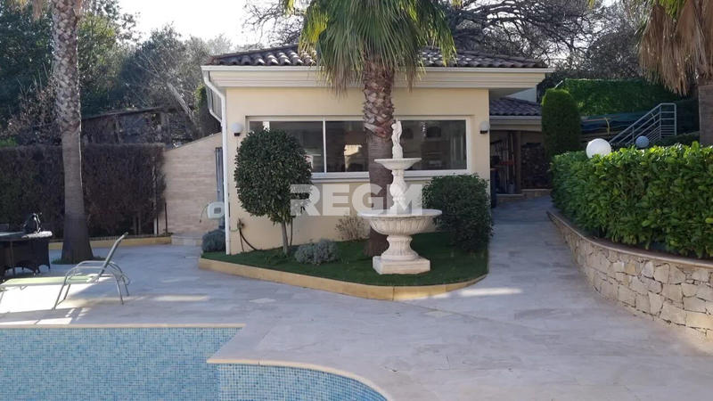 Maison - 400 m² - 12 pièces