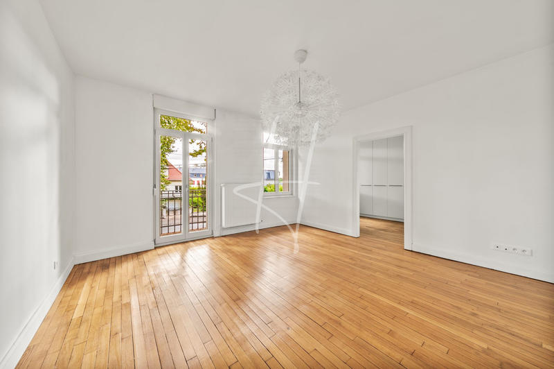 Maison - 220 m² - 9 pièces