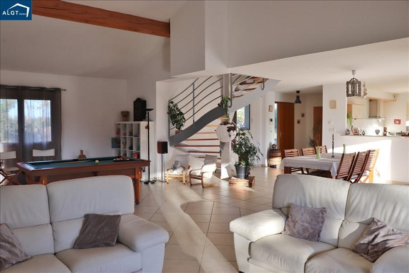 Villa - 203 m² - 6 pièces
