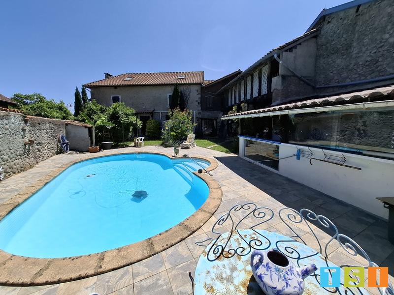 Maison - 270 m² - 6 pièces