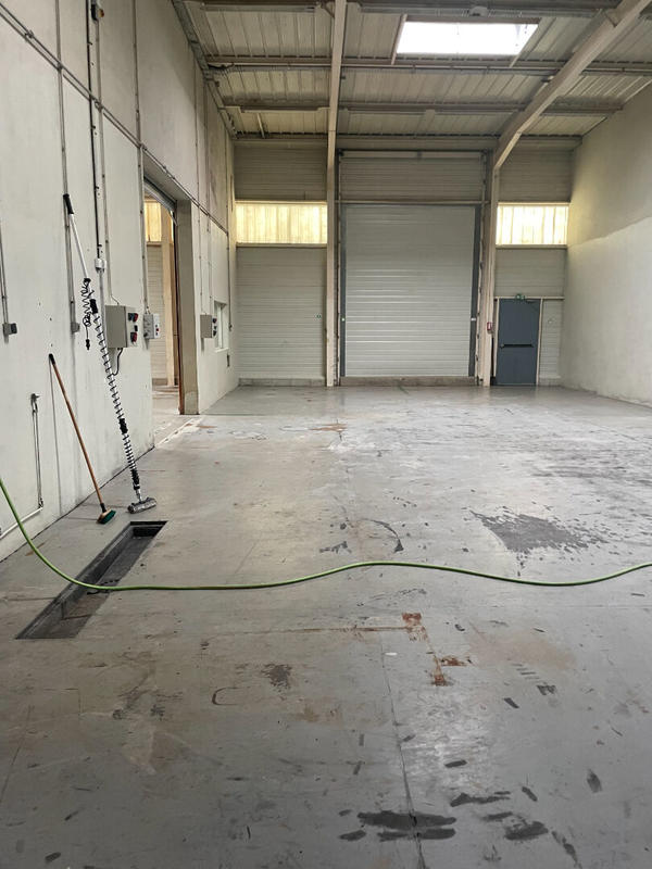Local d'activité / Entrepôt - 680 m²