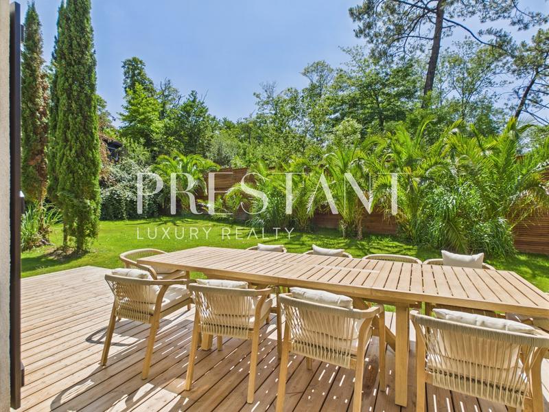 Maison - 310 m² - 11 pièces