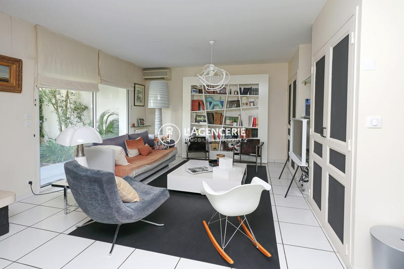 Maison - 260 m² - 10 pièces