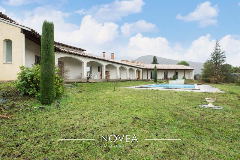 Villa - 396 m² - 6 pièces